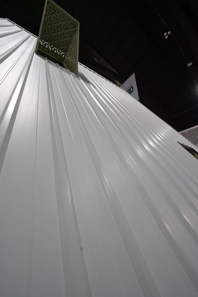 หลังคาไวนิล (uPVC Roof) ที่นิยมใช้ทำโรงจอดรถ กันสาด และส่วนต่อเติมบ้าน ข้อดีหลัก ๆ มีดังนี้