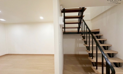 ขายทาวน์เฮาส์ 2 ชั้น NexHaus44 ปากซอยอ่อนนุช 44 เดินทางเข้าโซนทองหล่อ พระราม 9 รีโนเวทใหม่ทั้งหลัง พร้อมเข้าอยู่ โทร 085-826-6936