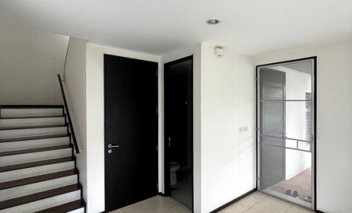 ขายบ้าน 2 ชั้น หมู่บ้าน โนเบิลทารา งามวงศ์วาน นนทบุรี เนื้อที่ 113.3 ตารางวา หน้าโครงการติดสถานีรถไฟฟ้า Tel 089-8578865