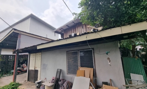 ขายที่ดินราคาถูก พร้อมบ้าน 2 ชั้น 101 ตร.ว. เมืองร้อยเอ็ด ทำเลดีเข้าออกสะดวก ใกล้แหล่งชุมชน และสถานที่สำคัญ โทร 063-2825635