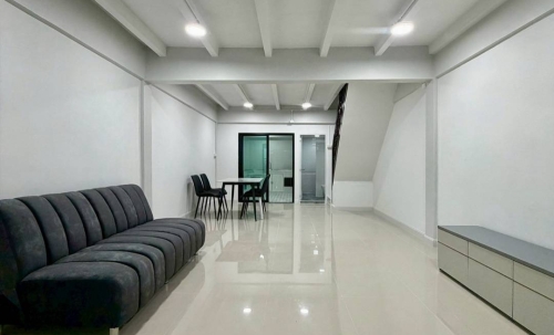 หมู่บ้านทรายทองนิเวศน์  ใกล้ห้าแยกปากเกร็ด ทาวน์เฮาส์ 2 ชั้นตกแต่งใหม่พร้อมอยู่ ทำเลดี ใกล้ห้าแยกปากเกร็ด เซ็นทรัลรัตนาธิเบศร์ และรถไฟฟ้าสายสีชมพู ติวานนท์45