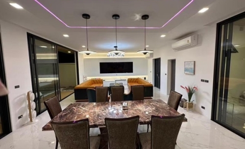Luxury villa with a private swimming pool for sale in Phuket City. Conveniently located near shopping areas, Robinson, and ICONSIAM. For inquiries, please call 096-265-3964