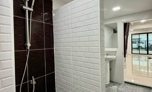 หมู่บ้านทรายทองนิเวศน์  ใกล้ห้าแยกปากเกร็ด ทาวน์เฮาส์ 2 ชั้นตกแต่งใหม่พร้อมอยู่ ทำเลดี ใกล้ห้าแยกปากเกร็ด เซ็นทรัลรัตนาธิเบศร์ และรถไฟฟ้าสายสีชมพู ติวานนท์45