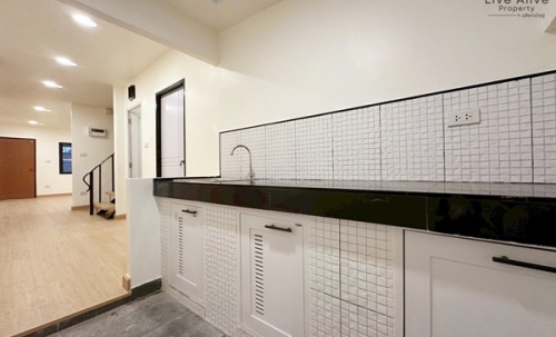 ขายทาวน์เฮาส์ 2 ชั้น NexHaus44 ปากซอยอ่อนนุช 44 เดินทางเข้าโซนทองหล่อ พระราม 9 รีโนเวทใหม่ทั้งหลัง พร้อมเข้าอยู่ โทร 085-826-6936