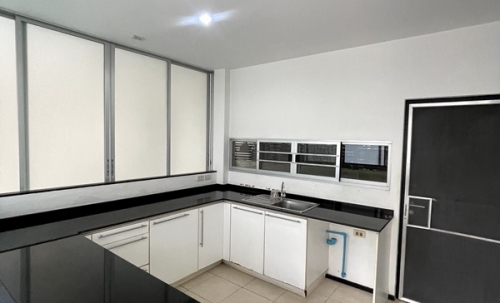 ขายบ้าน 2 ชั้น หมู่บ้าน โนเบิลทารา งามวงศ์วาน นนทบุรี เนื้อที่ 113.3 ตารางวา หน้าโครงการติดสถานีรถไฟฟ้า Tel 089-8578865