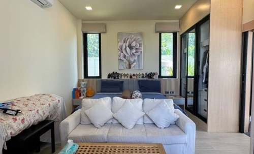 Luxury villa with a private swimming pool for sale in Phuket City. Conveniently located near shopping areas, Robinson, and ICONSIAM. For inquiries, please call 096-265-3964