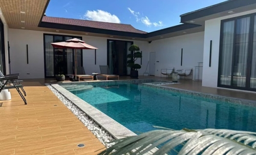Luxury villa with a private swimming pool for sale in Phuket City. Conveniently located near shopping areas, Robinson, and ICONSIAM. For inquiries, please call 096-265-3964