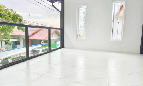 หมู่บ้านทรายทองนิเวศน์  ใกล้ห้าแยกปากเกร็ด ทาวน์เฮาส์ 2 ชั้น หลังมุม ตกแต่งใหม่พร้อมอยู่ ทำเลดี