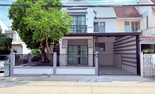 ขายทาวน์เฮาส์ 2 ชั้น หลังมุม หมู่บ้านพูนสินธานี 3 (ซอยเคหะร่มเกล้า 64) เนื้อที่ใหญ่พิเศษ 30.4 ตร.ว. ตกแต่งรีโนเวทใหม่เอี่ยมทั้งหลัง ทำเลดีหลังมุมติดพื้นที่กลับรถ ได้ความโปร่งโล่ง มีห้องนอนชั้นล่างรองร