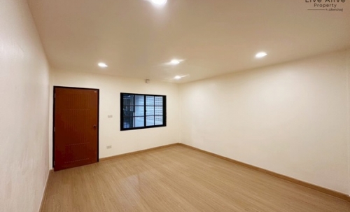 ขายทาวน์เฮาส์ 2 ชั้น NexHaus44 ปากซอยอ่อนนุช 44 เดินทางเข้าโซนทองหล่อ พระราม 9 รีโนเวทใหม่ทั้งหลัง พร้อมเข้าอยู่ โทร 085-826-6936