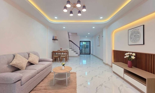 ขายทาวน์เฮาส์ 2 ชั้น อิมพีเรียลเพลส-ซอยลาดปลาดุก ทำเลทองหลังห้าง JAS Green Village ถนนเมนกว้าง 16 เมตร หลังบ้านไม่ติดใคร