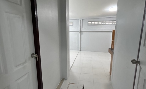 ทาวน์เฮ้าส์ รีโนเวทใหม่ ให้เช่า ม.นิราวิลล์ ฝั่งตรงข้าม สวนอุตสาหกรรม จงสถิตย์ ใกล้ซอย บางบอน 5 โทร 0935109099