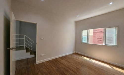 ขายทาวน์โฮม 3 ชั้น รีโนเวทใหม่ ข้างซอยวัดบางปิ้ง ถ.ศรีนครินทร์ อ.บางเมือง จ.สมุทรปราการ โทร 098-5459419