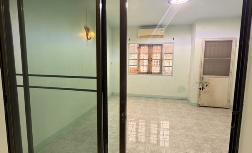 ให้เช่าทาวเฮ้าส์ 3 ชั้น หมู่บ้าน สินทวีแกรนด์วิลเลจน์ ใกล้ห้างเซ็นทรัลพระราม2 พร้อมอยู่ โทร 081-8218151