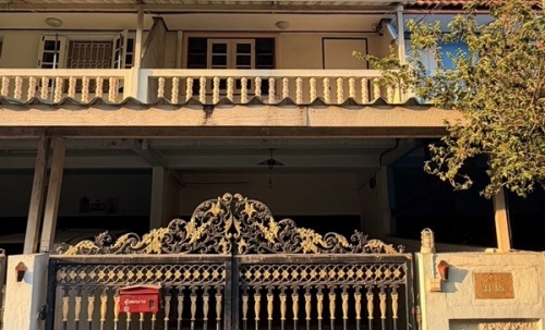 ให้เช่าทาวเฮ้าส์ 3 ชั้น หมู่บ้าน สินทวีแกรนด์วิลเลจน์ ใกล้ห้างเซ็นทรัลพระราม2 พร้อมอยู่ โทร 081-8218151