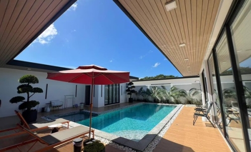 Luxury villa with a private swimming pool for sale in Phuket City. Conveniently located near shopping areas, Robinson, and ICONSIAM. For inquiries, please call 096-265-3964