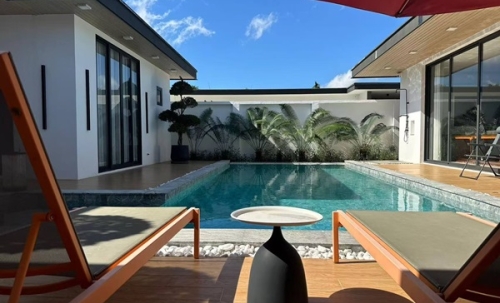 Luxury villa with a private swimming pool for sale in Phuket City. Conveniently located near shopping areas, Robinson, and ICONSIAM. For inquiries, please call 096-265-3964