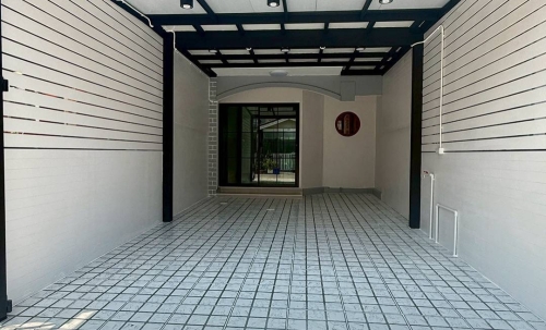 หมู่บ้านสิรารมย์ บ้านกล้วย-ไทรน้อย บางบัวทอง  ทาวน์เฮาส์ 2 ชั้น ตกแต่งใหม่พร้อมอยู่  มีระเบียงด้านหน้า โครงการของแลนด์&เฮ้าส์