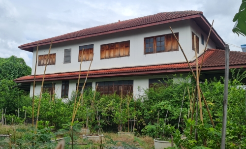 [ขายด่วน] ที่ดินแปลงใหญ่ 498 ตร.ว. พร้อมบ้านหลังใหญ่ ติดคลอง บรรยากาศร่มรื่น ย่านบางกรวย