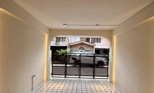 หมู่บ้านหงส์ประยูร 1 บางบัวทอง ใกล้สี่แยกบางพลู ใกล้รถไฟฟ้า  ทาวน์เฮาส์ 2 ชั้น ตกแต่งใหม่ การเดินทางสะดวกมากๆ รถไม่ติดเข้าออกได้หลายเส้นทาง ห่างจากสถานีรถไฟฟ้า เพียง 5 นาที